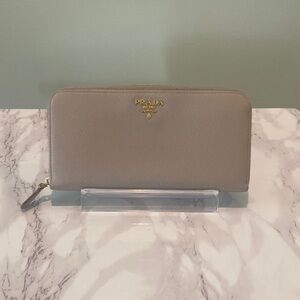 🇮🇹PRADA AUTHENTIC Long zippy wallet.